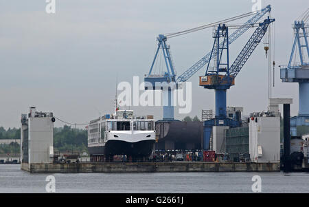 Rostock-Warnemuende, Allemagne. 23 mai, 2016. Le Neptun arsenal, à Rostock-Warnemuende, Allemagne, 23 mai 2016. L'arsenal est une filiale de Meyer dockyard à Papenburg. PHOTO : BERND WUESTNECK/dpa/Alamy Live News Banque D'Images