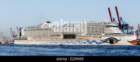 Hambourg, Allemagne. 7 mai, 2016. Le navire de croisière AIDAaura pendant le 827e anniversaire du port de Hambourg (Allemagne), 7 mai 2016. PHOTO : MARKUS SCHOLZ/dpa/Alamy Live News Banque D'Images