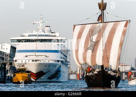 Hambourg, Allemagne. 7 mai, 2016. Le navire de croisière AIDAaura pendant le 827e anniversaire du port de Hambourg (Allemagne), 7 mai 2016. PHOTO : MARKUS SCHOLZ/dpa/Alamy Live News Banque D'Images