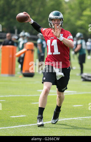 Philadelphie, Pennsylvanie, USA. 24 mai, 2016. Philadelphia Eagles quarterback Carson Wentz (11) en action au cours de l'OTA au complexe NovaCare à Philadelphie, Pennsylvanie. Christopher Szagola/CSM/Alamy Live News Banque D'Images