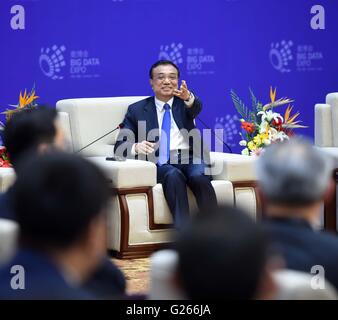 Guiyang, dans la province du Guizhou en Chine. 24 mai, 2016. Le Premier ministre chinois Li Keqiang parle avec les dirigeants d'entreprise en marge de la Chine de l'industrie Big Data & sommet Chine E-commerce l'innovation et le développement Sommet à Guiyang, capitale de la province du Guizhou en Chine du sud-ouest, le 24 mai 2016. Credit : Zhang Duo/Xinhua/Alamy Live News Banque D'Images