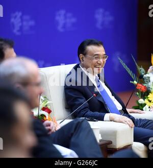 Guiyang, dans la province du Guizhou en Chine. 24 mai, 2016. Le Premier ministre chinois Li Keqiang parle avec les dirigeants d'entreprise en marge de la Chine de l'industrie Big Data & sommet Chine E-commerce l'innovation et le développement Sommet à Guiyang, capitale de la province du Guizhou en Chine du sud-ouest, le 24 mai 2016. Credit : Zhang Duo/Xinhua/Alamy Live News Banque D'Images