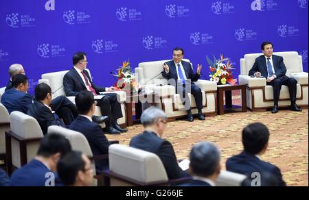 Guiyang, dans la province du Guizhou en Chine. 24 mai, 2016. Le Premier ministre chinois Li Keqiang parle avec les dirigeants d'entreprise en marge de la Chine de l'industrie Big Data & sommet Chine E-commerce l'innovation et le développement Sommet à Guiyang, capitale de la province du Guizhou en Chine du sud-ouest, le 24 mai 2016. Credit : Zhang Duo/Xinhua/Alamy Live News Banque D'Images