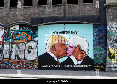 Stokes Croft, Bristol, Royaume-Uni. 24 mai, 2016. Stokes Croft est une région de Bristol, connu pour ses graffitis. Le dernier ajout est cette image de l'US Presidential hopefull Donald Trump et UK 'Brexit' campaignerr Boris Johnson dans une étreinte. Un message explique l'importance de s'inscrire au vote lors du prochain référendum britannique de l'UE. Crédit : Mr Standfast/Alamy Live News Banque D'Images