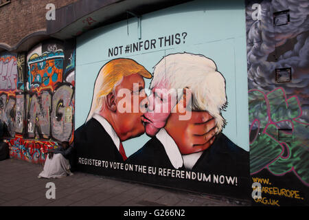 Street art satirique montrant Donald Trump embrassant Boris Johnson, d'encourager les gens à voter dans l'UE 2016 référendum. Banque D'Images