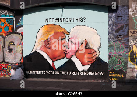 Street art satirique montrant Donald Trump embrassant Boris Johnson, d'encourager les gens à voter dans l'UE 2016 référendum. Banque D'Images