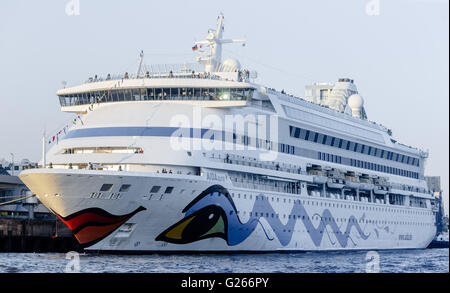 Hambourg, Allemagne. 7 mai, 2016. Le navire de croisière AIDAaura pendant le 827e anniversaire du port de Hambourg (Allemagne), 7 mai 2016. PHOTO : MARKUS SCHOLZ/dpa/Alamy Live News Banque D'Images