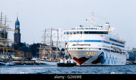 Hambourg, Allemagne. 7 mai, 2016. Le navire de croisière AIDAaura pendant le 827e anniversaire du port de Hambourg (Allemagne), 7 mai 2016. PHOTO : MARKUS SCHOLZ/dpa/Alamy Live News Banque D'Images