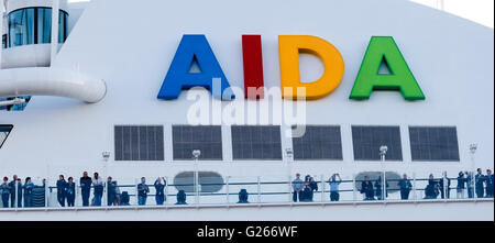 Hambourg, Allemagne. 7 mai, 2016. Le navire de croisière AIDAaura pendant le 827e anniversaire du port de Hambourg (Allemagne), 7 mai 2016. PHOTO : MARKUS SCHOLZ/dpa/Alamy Live News Banque D'Images