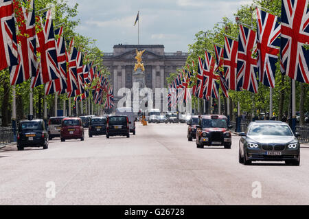 Drapeaux Union Jack accroché sur le Mall, Londres Angleterre Royaume-Uni UK Banque D'Images