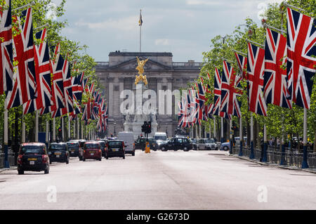 Drapeaux Union Jack accroché sur le Mall, Londres Angleterre Royaume-Uni UK Banque D'Images