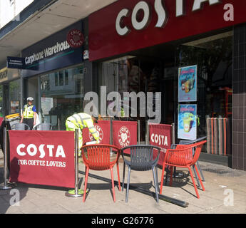 Portsmouth, Hampshire, Royaume-Uni. 24 mai, 2016. Cet après-midi un couple se redressent après une première boutique à l'animation de la route commerciale à Portsmouth est tombé et a frappé à la terre à l'extérieur du Café Costa. Le couple nécessaire au traitement de l'hôpital après un gros morceau de front shop est tombé à terre et frappé. Un témoin oculaire, a dit, 'il est choquant. J'étais assis à proximité quand j'ai vu le bois tombent du haut et le couple s'est effondrée en un tas dans le sol. Credit : uknip/Alamy Live News Banque D'Images