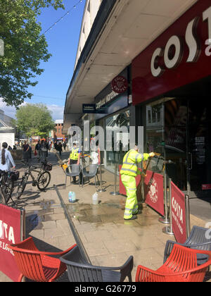 Portsmouth, Hampshire, Royaume-Uni. 24 mai, 2016. Cet après-midi un couple se redressent après une première boutique à l'animation de la route commerciale à Portsmouth est tombé et a frappé à la terre à l'extérieur du Café Costa. Le couple nécessaire au traitement de l'hôpital après un gros morceau de front shop est tombé à terre et frappé. Un témoin oculaire, a dit, 'il est choquant. J'étais assis à proximité quand j'ai vu le bois tombent du haut et le couple s'est effondrée en un tas dans le sol. Credit : uknip/Alamy Live News Banque D'Images