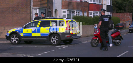 Gosport, Hampshire, Royaume-Uni. 24 mai 2016. Des policiers armés sont venus sur la route de Welch dans Gosport cet après-midi après que les rapports d'un couteau. L'incident a eu lieu juste après 5h00 (Mardi 23Mai). Fermé les deux extrémités de la police de Welch route avec cordon bande. Des policiers armés et des agents de garde tandis qu'un chien a assisté à l'incident. Un homme a été arrêté et deux grands couteaux ont été retrouvés dans une maison.  ? Une ambulance terrestre et air ambulance a été envoyée à la scène. Un homme a été pris de la scène à l'hôpital. Credit : uknip/Alamy Live News Banque D'Images