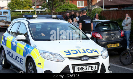 Gosport, Hampshire, Royaume-Uni. 24 mai 2016. Des policiers armés sont venus sur la route de Welch dans Gosport cet après-midi après que les rapports d'un couteau. L'incident a eu lieu juste après 5h00 (Mardi 23Mai). Fermé les deux extrémités de la police de Welch route avec cordon bande. Des policiers armés et des agents de garde tandis qu'un chien a assisté à l'incident. Un homme a été arrêté et deux grands couteaux ont été retrouvés dans une maison.  ? Une ambulance terrestre et air ambulance a été envoyée à la scène. Un homme a été pris de la scène à l'hôpital. Credit : uknip/Alamy Live News Banque D'Images