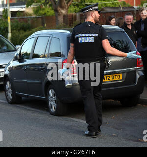 Gosport, Hampshire, Royaume-Uni. 24 mai 2016. Des policiers armés sont venus sur la route de Welch dans Gosport cet après-midi après que les rapports d'un couteau. L'incident a eu lieu juste après 5h00 (Mardi 23Mai). Fermé les deux extrémités de la police de Welch route avec cordon bande. Des policiers armés et des agents de garde tandis qu'un chien a assisté à l'incident. Un homme a été arrêté et deux grands couteaux ont été retrouvés dans une maison.  ? Une ambulance terrestre et air ambulance a été envoyée à la scène. Un homme a été pris de la scène à l'hôpital. Credit : uknip/Alamy Live News Banque D'Images