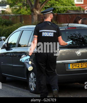 Gosport, Hampshire, Royaume-Uni. 24 mai 2016. Des policiers armés sont venus sur la route de Welch dans Gosport cet après-midi après que les rapports d'un couteau. L'incident a eu lieu juste après 5h00 (Mardi 23Mai). Fermé les deux extrémités de la police de Welch route avec cordon bande. Des policiers armés et des agents de garde tandis qu'un chien a assisté à l'incident. Un homme a été arrêté et deux grands couteaux ont été retrouvés dans une maison.  ? Une ambulance terrestre et air ambulance a été envoyée à la scène. Un homme a été pris de la scène à l'hôpital. Credit : uknip/Alamy Live News Banque D'Images