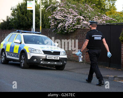 Gosport, Hampshire, Royaume-Uni. 24 mai 2016. Des policiers armés sont venus sur la route de Welch dans Gosport cet après-midi après que les rapports d'un couteau. L'incident a eu lieu juste après 5h00 (Mardi 23Mai). Fermé les deux extrémités de la police de Welch route avec cordon bande. Des policiers armés et des agents de garde tandis qu'un chien a assisté à l'incident. Un homme a été arrêté et deux grands couteaux ont été retrouvés dans une maison.  ? Une ambulance terrestre et air ambulance a été envoyée à la scène. Un homme a été pris de la scène à l'hôpital. Credit : uknip/Alamy Live News Banque D'Images