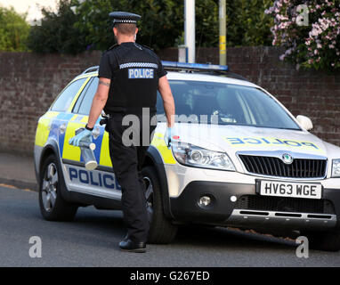 Gosport, Hampshire, Royaume-Uni. 24 mai 2016. Des policiers armés sont venus sur la route de Welch dans Gosport cet après-midi après que les rapports d'un couteau. L'incident a eu lieu juste après 5h00 (Mardi 23Mai). Fermé les deux extrémités de la police de Welch route avec cordon bande. Des policiers armés et des agents de garde tandis qu'un chien a assisté à l'incident. Un homme a été arrêté et deux grands couteaux ont été retrouvés dans une maison.  ? Une ambulance terrestre et air ambulance a été envoyée à la scène. Un homme a été pris de la scène à l'hôpital. Credit : uknip/Alamy Live News Banque D'Images