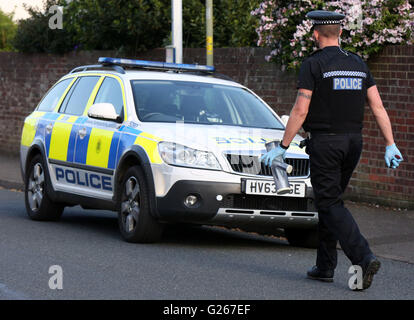 Gosport, Hampshire, Royaume-Uni. 24 mai 2016. Des policiers armés sont venus sur la route de Welch dans Gosport cet après-midi après que les rapports d'un couteau. L'incident a eu lieu juste après 5h00 (Mardi 23Mai). Fermé les deux extrémités de la police de Welch route avec cordon bande. Des policiers armés et des agents de garde tandis qu'un chien a assisté à l'incident. Un homme a été arrêté et deux grands couteaux ont été retrouvés dans une maison.  ? Une ambulance terrestre et air ambulance a été envoyée à la scène. Un homme a été pris de la scène à l'hôpital. Credit : uknip/Alamy Live News Banque D'Images