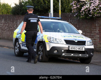 Gosport, Hampshire, Royaume-Uni. 24 mai 2016. Des policiers armés sont venus sur la route de Welch dans Gosport cet après-midi après que les rapports d'un couteau. L'incident a eu lieu juste après 5h00 (Mardi 23Mai). Fermé les deux extrémités de la police de Welch route avec cordon bande. Des policiers armés et des agents de garde tandis qu'un chien a assisté à l'incident. Un homme a été arrêté et deux grands couteaux ont été retrouvés dans une maison.  ? Une ambulance terrestre et air ambulance a été envoyée à la scène. Un homme a été pris de la scène à l'hôpital. Credit : uknip/Alamy Live News Banque D'Images