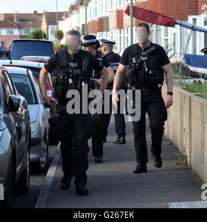 Gosport, Hampshire, Royaume-Uni. 24 mai 2016. Des policiers armés sont venus sur la route de Welch dans Gosport cet après-midi après que les rapports d'un couteau. L'incident a eu lieu juste après 5h00 (Mardi 23Mai). Fermé les deux extrémités de la police de Welch route avec cordon bande. Des policiers armés et des agents de garde tandis qu'un chien a assisté à l'incident. Un homme a été arrêté et deux grands couteaux ont été retrouvés dans une maison.  ? Une ambulance terrestre et air ambulance a été envoyée à la scène. Un homme a été pris de la scène à l'hôpital. Credit : uknip/Alamy Live News Banque D'Images