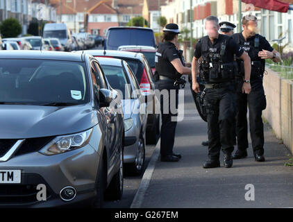 Gosport, Hampshire, Royaume-Uni. 24 mai 2016. Des policiers armés sont venus sur la route de Welch dans Gosport cet après-midi après que les rapports d'un couteau. L'incident a eu lieu juste après 5h00 (Mardi 23Mai). Fermé les deux extrémités de la police de Welch route avec cordon bande. Des policiers armés et des agents de garde tandis qu'un chien a assisté à l'incident. Un homme a été arrêté et deux grands couteaux ont été retrouvés dans une maison.  ? Une ambulance terrestre et air ambulance a été envoyée à la scène. Un homme a été pris de la scène à l'hôpital. Credit : uknip/Alamy Live News Banque D'Images