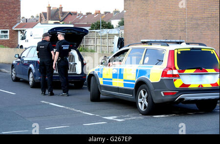 Gosport, Hampshire, Royaume-Uni. 24 mai 2016. Des policiers armés sont venus sur la route de Welch dans Gosport cet après-midi après que les rapports d'un couteau. L'incident a eu lieu juste après 5h00 (Mardi 23Mai). Fermé les deux extrémités de la police de Welch route avec cordon bande. Des policiers armés et des agents de garde tandis qu'un chien a assisté à l'incident. Un homme a été arrêté et deux grands couteaux ont été retrouvés dans une maison.  ? Une ambulance terrestre et air ambulance a été envoyée à la scène. Un homme a été pris de la scène à l'hôpital. Credit : uknip/Alamy Live News Banque D'Images