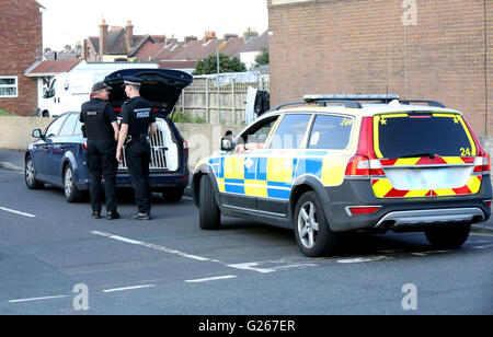 Gosport, Hampshire, Royaume-Uni. 24 mai 2016. Des policiers armés sont venus sur la route de Welch dans Gosport cet après-midi après que les rapports d'un couteau. L'incident a eu lieu juste après 5h00 (Mardi 23Mai). Fermé les deux extrémités de la police de Welch route avec cordon bande. Des policiers armés et des agents de garde tandis qu'un chien a assisté à l'incident. Un homme a été arrêté et deux grands couteaux ont été retrouvés dans une maison.  ? Une ambulance terrestre et air ambulance a été envoyée à la scène. Un homme a été pris de la scène à l'hôpital. Credit : uknip/Alamy Live News Banque D'Images