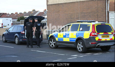 Gosport, Hampshire, Royaume-Uni. 24 mai 2016. Des policiers armés sont venus sur la route de Welch dans Gosport cet après-midi après que les rapports d'un couteau. L'incident a eu lieu juste après 5h00 (Mardi 23Mai). Fermé les deux extrémités de la police de Welch route avec cordon bande. Des policiers armés et des agents de garde tandis qu'un chien a assisté à l'incident. Un homme a été arrêté et deux grands couteaux ont été retrouvés dans une maison.  ? Une ambulance terrestre et air ambulance a été envoyée à la scène. Un homme a été pris de la scène à l'hôpital. Credit : uknip/Alamy Live News Banque D'Images