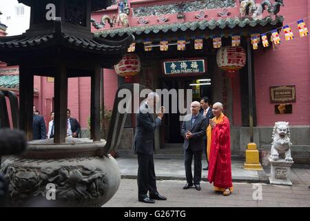 Ho Chi Minh Ville, Vietnam. 24 mai, 2016. Président américain Barack Obama salue le Professeur Duong Ngoc Dung et le chef Abbé Thich Minh Thong au cours d'une visite de l'Empereur de Jade le 24 mai 2016 à Ho Chi Minh City, Vietnam. Les 124 ans de la Cour suprême de la pagode à vénérer Dieu Taoïste Ngoc Hoang et de Bouddha. Credit : Planetpix/Alamy Live News Banque D'Images