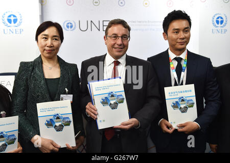 (160524)-- NAIROBI, 24 mai 2016 (Xinhua)-- Le Directeur exécutif Achim Steiner (C), Li Xiaohua (L), directeur adjoint de bureau de protection de l'environnement de Beijing et Li Chen, l'Ambassadeur Bureau de protection de l'environnement de Beijing pour présenter aux médias un rapport, "Examen de contrôle de la pollution de l'air à Beijing : 1998-2013", lors d'une conférence de presse de la deuxième édition de l'Assemblée générale des Nations Unies pour l'environnement à Nairobi, Kenya, le 24 mai 2016. Le Programme des Nations Unies pour l'environnement (PNUE) a dit qu'il y a nécessité pour les gouvernements de remodeler les interventions visant à réduire la pollution de l'air. (Xinhua Banque D'Images