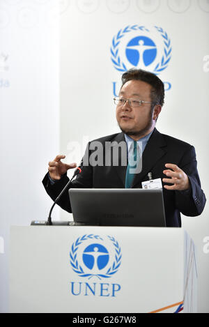 (160524)-- NAIROBI, 24 mai 2016 (Xinhua)-- Il Kebin, Doyen de l'École de l'environnement à l'Université Tsingua en Chine, présente le rapport "Un examen de contrôle de la pollution de l'air à Beijing : 1998-2013' au cours d'une conférence de presse de la deuxième édition de l'Assemblée générale des Nations Unies pour l'environnement à Nairobi, Kenya, le 24 mai 2016. Le Programme des Nations Unies pour l'environnement (PNUE) a dit qu'il y a nécessité pour les gouvernements de remodeler les interventions visant à réduire la pollution de l'air. (Xinhua/Sun Ruibo) Banque D'Images