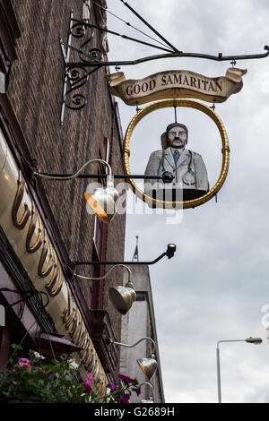 Londres, Royaume-Uni. 24 mai, 2016. Le Bon Samaritain pub, à côté du Royal London Hospital à Whitechapel. Une pétition lancée par les médecins, les patients et les résidents locaux pour empêcher le réaménagement de ce bien-aimé pub historique par le Barts de bienfaisance a été signée par plus de 2 800 personnes en une seule semaine. Credit : Mark Kerrison/Alamy Live News Banque D'Images