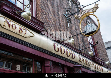 Londres, Royaume-Uni. 24 mai, 2016. Le Bon Samaritain pub, à côté du Royal London Hospital à Whitechapel. Une pétition lancée par les médecins, les patients et les résidents locaux pour empêcher le réaménagement de ce bien-aimé pub historique par le Barts de bienfaisance a été signée par plus de 2 800 personnes en une seule semaine. Credit : Mark Kerrison/Alamy Live News Banque D'Images