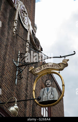 Londres, Royaume-Uni. 24 mai, 2016. Le Bon Samaritain pub, à côté du Royal London Hospital à Whitechapel. Une pétition lancée par les médecins, les patients et les résidents locaux pour empêcher le réaménagement de ce bien-aimé pub historique par le Barts de bienfaisance a été signée par plus de 2 800 personnes en une seule semaine. Credit : Mark Kerrison/Alamy Live News Banque D'Images