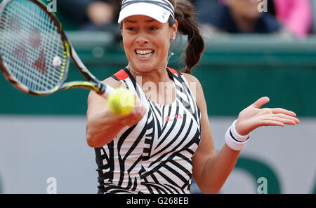 Paris, France. 24 mai, 2016. 23 11 de la Serbie renvoie la balle au cours de la première série de match contre Océane Dodin de la France à l'Open de France de tennis à Roland Garros à Paris, France, le 24 mai 2016. Ivanovic a gagné 2-1. Credit : Ye Pingfan/Xinhua/Alamy Live News Banque D'Images