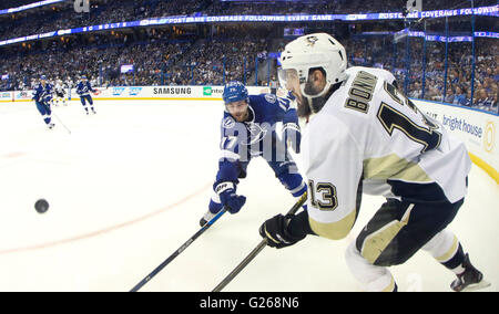 Tampa, Floride, USA. 24 mai, 2016. DIRK SHADD | fois.Lightning de Tampa Bay le défenseur Victor Hedman (77) Centre des Penguins de Pittsburgh batailles Nick Bonino (13) pour la rondelle au cours de la deuxième période de six jeu de la finale de conférence de l'Est entre le Lightning de Tampa Bay et les Penguins de Pittsburgh à Amalie Arena à Tampa, en Floride, le mardi 24 mai, 2016. © Dirk Shadd/Tampa Bay Times/ZUMA/Alamy Fil Live News Banque D'Images