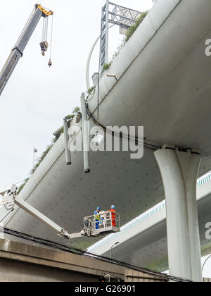 Shanghai, Shanghai, CHN. 25 mai, 2016. Shanghai, Chine - le 23 mai 2016 : (usage éditorial uniquement. Chine OUT) Un camion surchargé illégales comportant 10 mètres de long tuyau de ciment a traversé le viaduc à Shanghai, et a eu un accident de voiture entre Zhenhua Road et de Wanrong Road à 0:30 Mai 23. La surface du pont est lourdement endommagé. Les travailleurs viennent de le réparer à l'aide d'une grue dans la matinée. © SIPA Asie/ZUMA/Alamy Fil Live News Banque D'Images