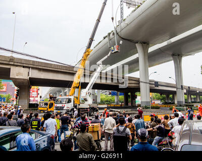 Shanghai, Shanghai, CHN. 25 mai, 2016. Shanghai, Chine - le 23 mai 2016 : (usage éditorial uniquement. Chine OUT) Un camion surchargé illégales comportant 10 mètres de long tuyau de ciment a traversé le viaduc à Shanghai, et a eu un accident de voiture entre Zhenhua Road et de Wanrong Road à 0:30 Mai 23. La surface du pont est lourdement endommagé. Les travailleurs viennent de le réparer à l'aide d'une grue dans la matinée. © SIPA Asie/ZUMA/Alamy Fil Live News Banque D'Images