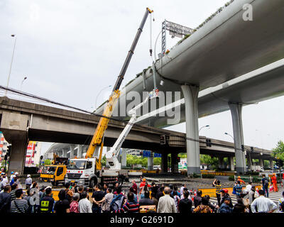 Shanghai, Shanghai, CHN. 25 mai, 2016. Shanghai, Chine - le 23 mai 2016 : (usage éditorial uniquement. Chine OUT) Un camion surchargé illégales comportant 10 mètres de long tuyau de ciment a traversé le viaduc à Shanghai, et a eu un accident de voiture entre Zhenhua Road et de Wanrong Road à 0:30 Mai 23. La surface du pont est lourdement endommagé. Les travailleurs viennent de le réparer à l'aide d'une grue dans la matinée. © SIPA Asie/ZUMA/Alamy Fil Live News Banque D'Images