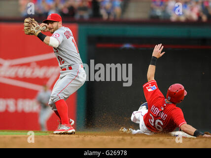 Arlington, Texas, USA. 24 mai, 2016. Los Angeles Angels le deuxième but Johnny Giavotella # 12 tours un double jeu pendant un match entre la MLB Los Angeles Angels et les Rangers du Texas à Globe Life Park à Arlington, TX Texas défait Los Angeles 4-1 Crédit : Cal Sport Media/Alamy Live News Banque D'Images