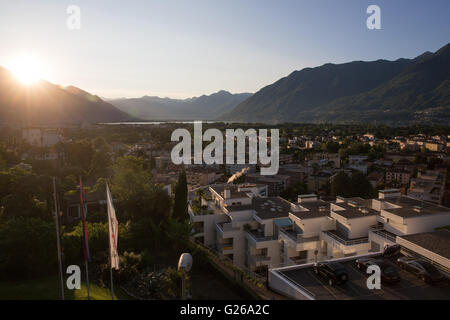 Ascona, Suisse. 25 mai, 2016. Le soleil se lève sur le Lago Maggiore et le petit village de Ascona, Suisse, 25 mai 2016. L'Allemagne national soccer squad se prépare à la UEFA EURO 2016 qui se tiendra en France dans un camp d'entraînement à Ascona, Suisse, avant le 03 juin. Photo : Christian Charisius/dpa/Alamy Live News Banque D'Images