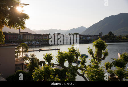 Ascona, Suisse. 25 mai, 2016. Le soleil se lève sur le Lago Maggiore et le petit village de Ascona, Suisse, 25 mai 2016. L'Allemagne national soccer squad se prépare à la UEFA EURO 2016 qui se tiendra en France dans un camp d'entraînement à Ascona, Suisse, avant le 03 juin. Photo : Christian Charisius/dpa/Alamy Live News Banque D'Images