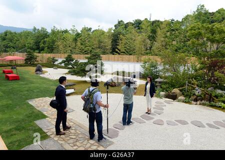 (160525) -- ISE-Shima, 25 mai 2016 (Xinhua) -- Les journalistes travaillent à l'extérieur de la salle des exposants japonais Centre des médias du sommet du G7 d'Ise-Shima, dans la préfecture de Mie, au Japon, le 25 mai 2016. Le Centre des médias du sommet du G7 s'est ouverte le mercredi. (Xinhua/Ma Ping) Banque D'Images