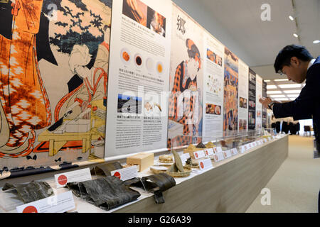 (160525) -- ISE-Shima, 25 mai 2016 (Xinhua) -- un journaliste prend des photos pour la nourriture japonaise à l'exposition japonaise salle du Centre des médias du sommet du G7 d'Ise-Shima, dans la préfecture de Mie, au Japon, le 25 mai 2016. Le Centre des médias du sommet du G7 s'est ouverte le mercredi. (Xinhua/Ma Ping) Banque D'Images