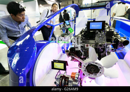 Yokohama, Japon. 25 mai, 2016. Les visiteurs regarder le système de véhicule à pile à combustible de Toyota Mirai à l'Automotive Engineering Exposition ''2016'' de Yokohama le 25 mai 2016, à Yokohama, au Japon. L'événement annuel met en valeur les dernières technologies de l'automobile affiche par 550 exposants sur 1 150 stands à Pacifico Yokohama. Les organisateurs attendent 80 000 visiteurs au cours des trois jours d'exposition qui se poursuivra jusqu'au vendredi 27. Credit : Rodrigo Reyes Marin/AFLO/Alamy Live News Banque D'Images