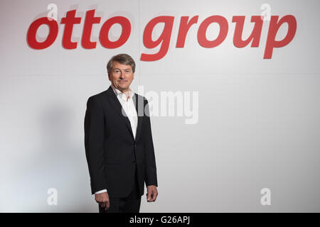 Hambourg, Allemagne. 25 mai, 2016. Chef de groupe sortant Otto Schrader Hans-Otto pose à une conférence de presse sur les résultats de l'allemand de la vente par correspondance et de e-commerce company à Hambourg, Allemagne, 25 mai 2016. Alexander Birken est de réussir en tant que CEO Schrader le 01 janvier 2017. Photo : Lukas SCHULZE/dpa/Alamy Live News Banque D'Images