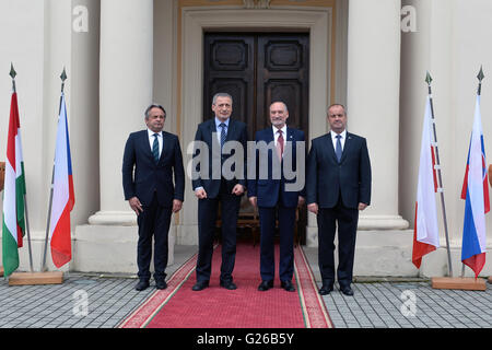 Liblice, République tchèque. 25 mai, 2016. De gauche à droite, le ministre de la défense hongroise Tomas Vargha, Ministre de la défense tchèque, Martin Stropnicky, le ministre polonais de la défense, Antoni Macierewicz et ministre de la Défense Slovaque Peter Gajdos posent pour la photo au cours d'une réunion des ministres de la défense du groupe de Visegrad au château de Liblice, République tchèque, le 25 mai 2016. Credit : Katerina Sulova/CTK Photo/Alamy Live News Banque D'Images