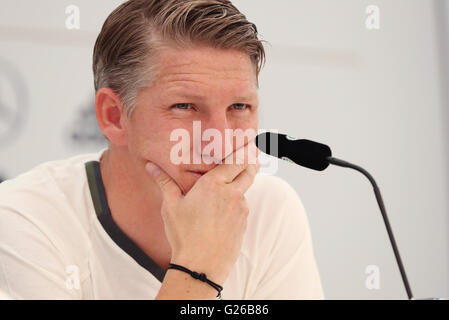 Ascona, Suisse. 25 mai, 2016. Bastian Schweinsteiger l'Allemagne participe à une conférence de presse à Ascona, Suisse, 25 mai 2016. L'Allemagne national soccer squad se prépare à la UEFA EURO 2016 qui se tiendra en France dans un camp d'entraînement à Ascona, Suisse, avant le 03 juin. Dpa : Crédit photo alliance/Alamy Live News Banque D'Images